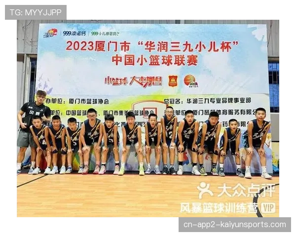 社区活动:退役球星在篮球训练营中向青少年传授防守基本功与效率概念。